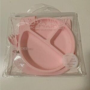 4 pieces silicon meal set for baby age 6 months and up.